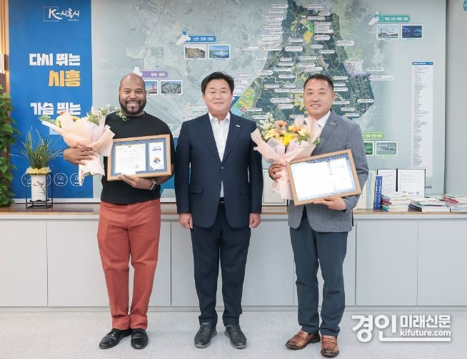 임병택 시흥시장(가운데)이 반려동물 홍보대사 가수 그렉(왼쪽)과 이웅종 교수(오른쪽)에게 위촉장을 수여하고 기념촬영을 하고 있다. <사진=시흥시> 