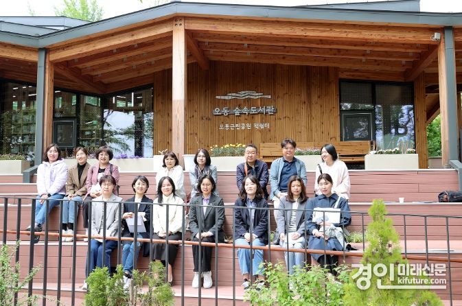 시흥시의회 의원 연구단체 공공도서관 활성화 연구회가 기념촬영을 하고 있다. <사진=시흥시의회>