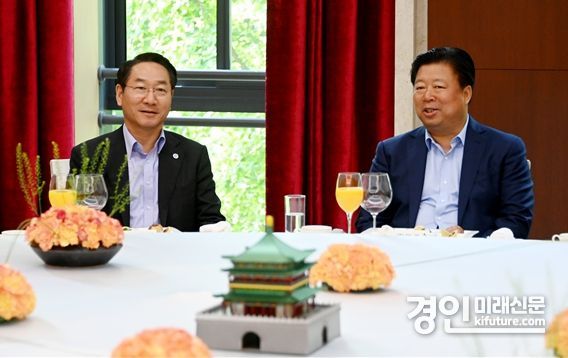 유정복 인천광역시장이 지난 28일 중국 시안시에서 팡 훙 웨이 시안시 위원회 서기를 만나 교류협력 방안을 논의하고 있다. <사진=인천시>