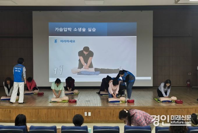 인천광역시교육청이 길병원과 함께 시민건강지원단 심폐소생술 응급처치교육을 실시하고 있다. <사진=인천시교육청>
