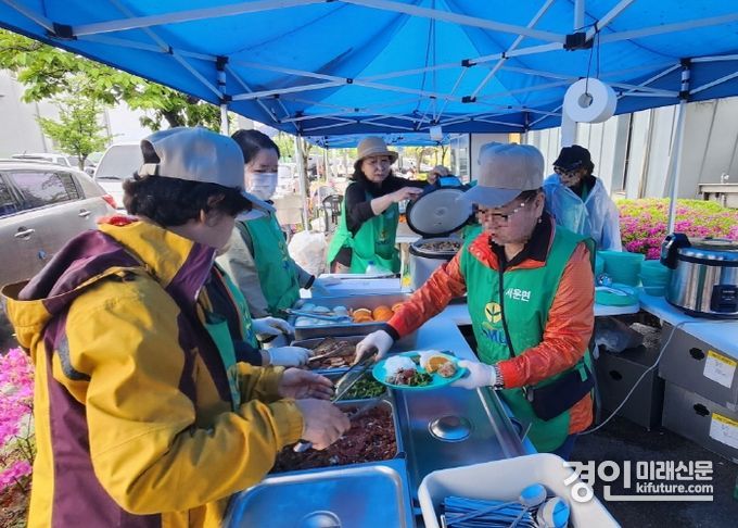안성시 축제 참가자들에게 음식을 제공하고 있다. <사진=안성시>