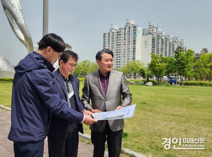 인천광역시의회 김유곤 의원이 관계자들에게 설명을 듣고 있다. <사진=인천시의회>