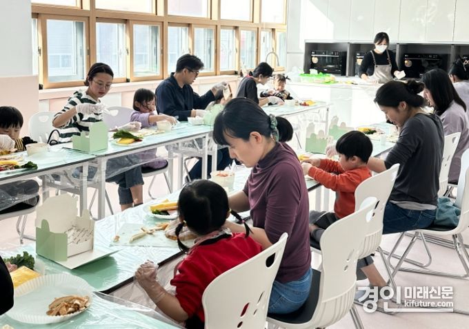 여주시육아종합지원센터가 체험프로그램을 진행하고 있다. <사진=여주시>