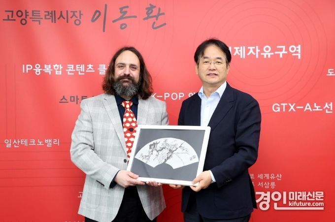 이동환 고양특례시장(오른쪽)이 에이던 루시언 폭스(Athan Lucian Fox) 박사와 기념촬영을 하고 있다. <사진=고양시>