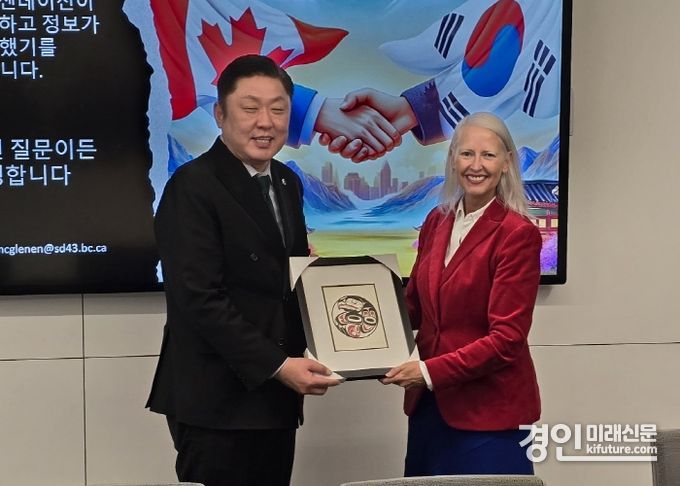 인천시의회 교육위가 캐나다 버나비 지역 학교 등 기관을 방문해 기념촬영을 하고 있다. <사진=인천시의회>