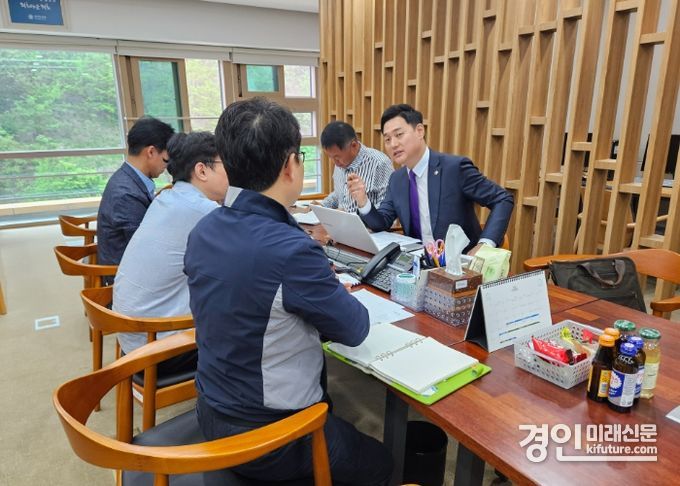 오석규 도의원이 의정부시 택시쉼터 현안사항을 관계자들과 논의하고 있다. <사진=경기도의회>