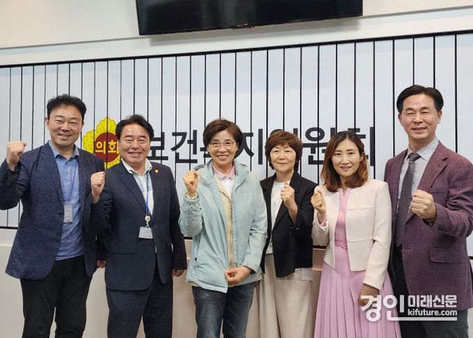 대한요양병원협회 관계자들이 기념촬영을 하고 있다. <사진=경기도의회>