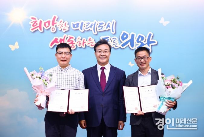 김성제 의왕시장(가운데)이 국제자매도시 중국 셴닝시 공무원에세 임명장을 수여하고 기념촬영을 하고 있다. <사진=의왕시>