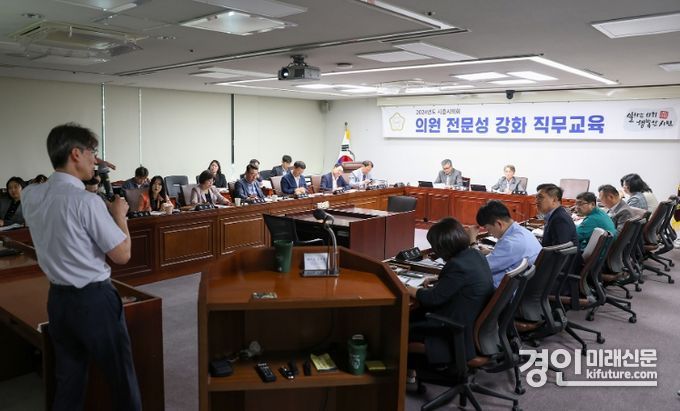 시흥시의회가 올해 첫 추경을 앞두고 직무교육을 실시하고 있다. <사진=시흥시의회>