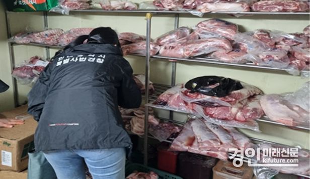 인천시 특사경이 온라인 배달음식 원산지 표시위반 등을 단속하고 있다. <사진=인천시>