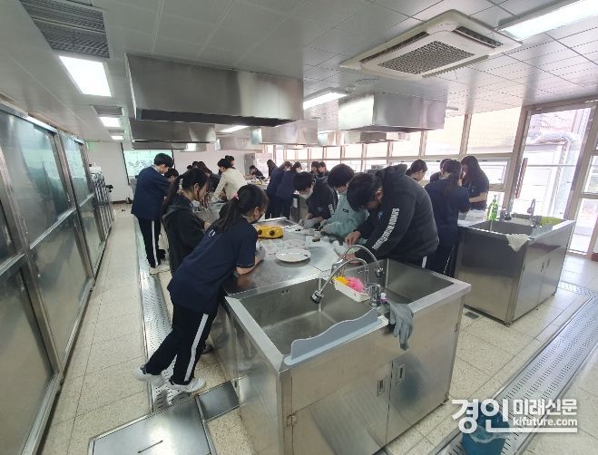 수원중학교 학생들이 월간 진로의 날에 참여하고 있다. <사진=수원시>