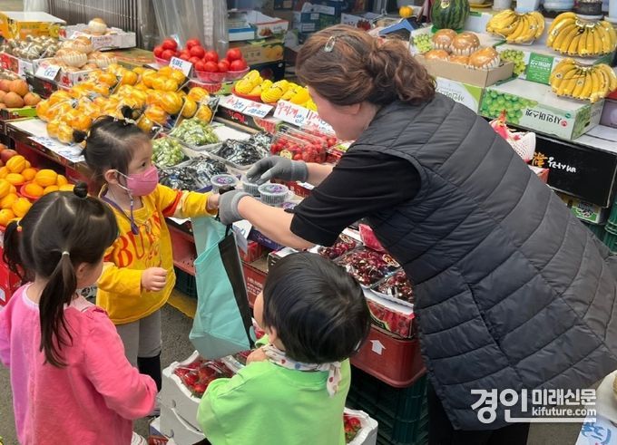 광명시가 소상공인시장진흥공단 광명센터와 어린이 장보기체험을 진행하고 있다. <사진=광명시> 