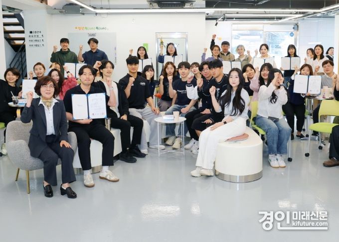 안성시가 청년동아리 발대식을 개최하고 기념촬영을 하고 있다. <사진=안성시>