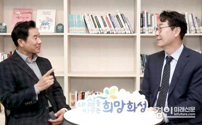 정명근 화성시장(오른쪽)이 박기관 대통령 직속 지방시대위원회 위원에게 특례사무 특강을 듣고있다. <사진=화성시>