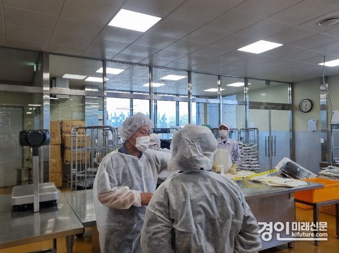 수원시 점검반이 식자재 공동구매업체 현장 점검을 하고 있다.