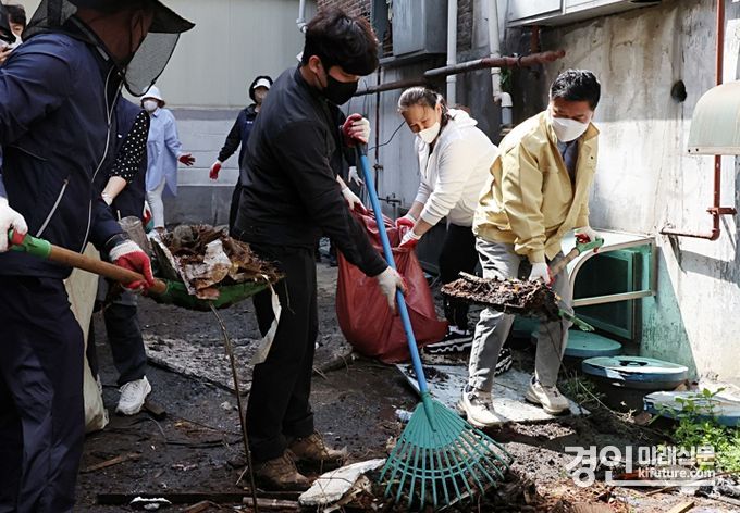 인천 남동구가 구민과 함께하는 ‘쓰담쓰담’ 환경정비를 실시하고 있다. <사진=남동구>