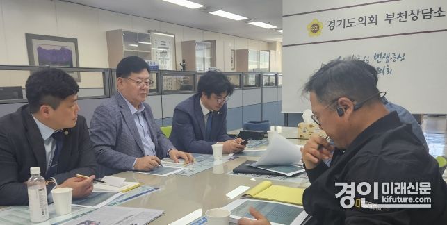 경기도의회 이선구·박상현 의원이 대장안동네 도시개발사업 관련 논의를 하고 있다. <사진=경기도의회>