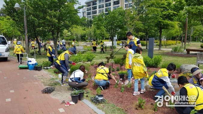 우리동네 손바닥정원 가족봉사단이 정원을 조성하고 있다. <사진=수원시>