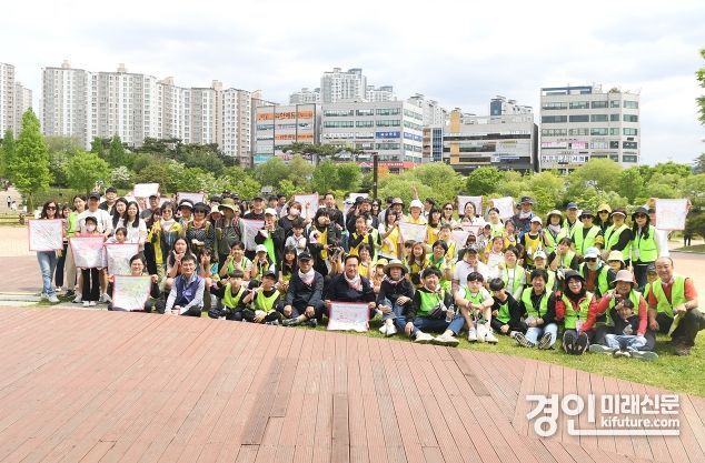 오산시가 2024년 오색둘레길 걷기 행사를 진행한 가운데 참가자들이 기념촬영을 하고 있다. <사진=오산시>