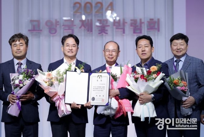 이동환 고양특례시장과 수상자들이 기념촬영을 하고 있다. <사진=고양시> 