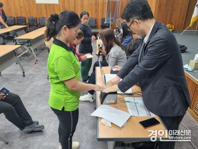여주시와 수원출입국·외국인청, 외국인 계절근로자를 위한 현장방문 지문등록을 하고 있다. <사진=여주시>