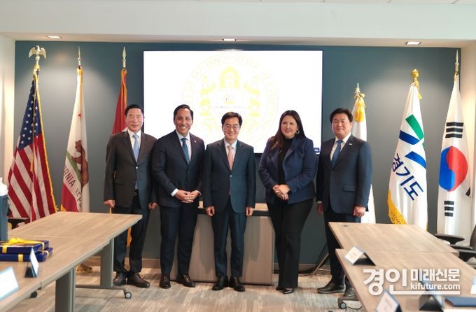 이원성 경기도 체육회장, 토드 글로리아 샌디에이고 시장, 김동연 경기도지사, 노라 바르가스 샌디에이고 카운티 의장, 임병택 시흥시장(왼쪽부터) 이 기념 촬영을 하고 있다.