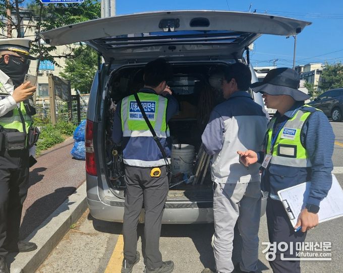 남양주시 관계자들이 불법자동차·이륜차 합동단속을 실시하고 있다. <사진=남양주시>