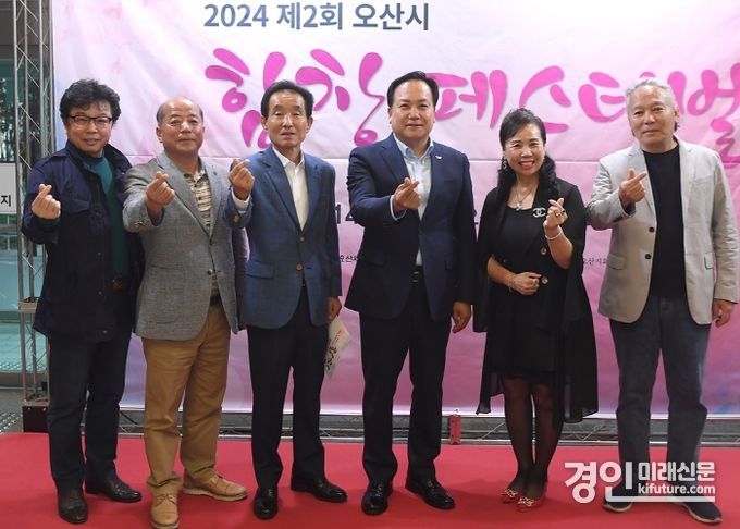오산시 관계자들이 화합의 하모니 '제2회 오산시 합창 페스티벌'에서 기념촬영을 하고 있다. <사진=오산시>