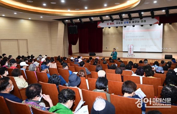 연수구보건소가 '암 예방, 우리의 선택이 바꾸는 미래' 교육을 진행하고 있다. <사진=연수구>