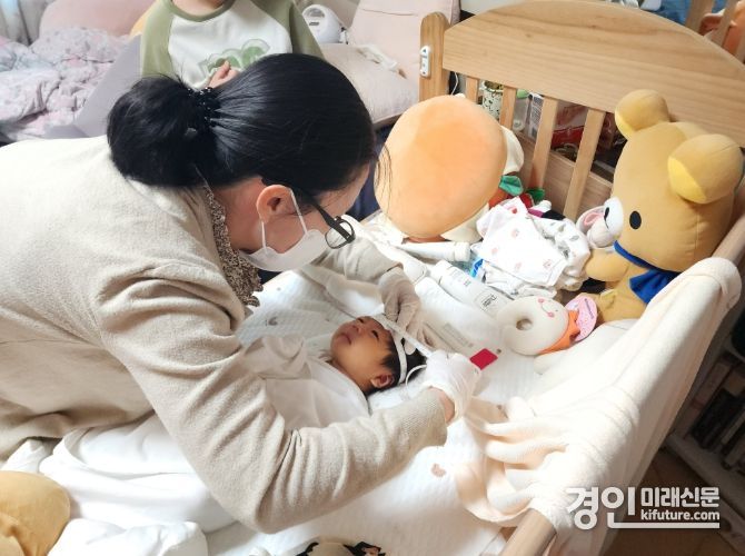 양평군 전문인력이 한 산모의 집에 방문해 신생아의 건강발달상태를 검사하고 있다. <사진=양평군>