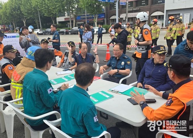 21일 안양종합운동장 빙상장 인근에서 안양소방서·동안경찰서·삼천리도시가스·안양시가 가스누출 사고 관련 회의를 진행하고 있다. <사진=안양시>