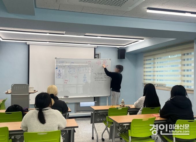 인천 연수구학교밖청소년지원센터가 학생들에게 검정고시 교육을 실시하고 있다. <사진=연수구>