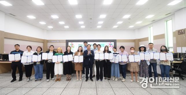 오산시가 2024스마트도시 리빙랩 시민참여단 발대식을 개최하고 기념촬영을 하고 있다. <사진=오산시>