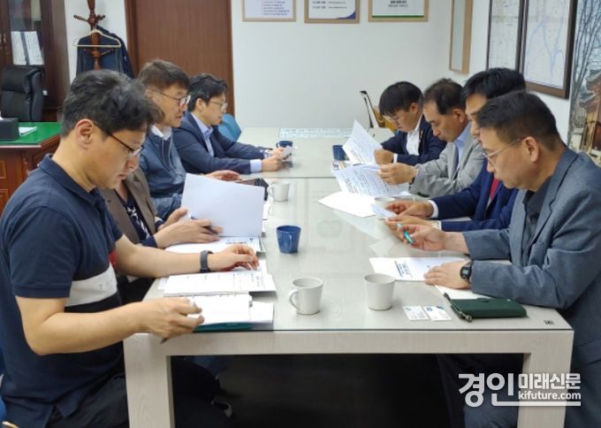 경기도의원들이 8호선 연장 공사 지연 상황을 보고받고 있다. <사진=경기도의회>