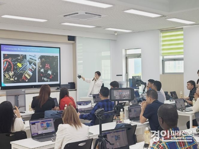 인천광역시교육청교육과학정보원이 콜롬비아 우수교원을 대상으로 AI 자율주행자동차 SW 교육을 실시하고 있다 .<사진=인천시교육청>