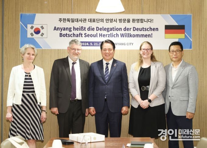 외른 바이써트 주한독일대사관 공관차석(왼쪽에서 두번째)과 최대호 안양시장(왼쪽에서 세번째)이 21일 관내 한 식당에서 만나 간담을 나눴다.