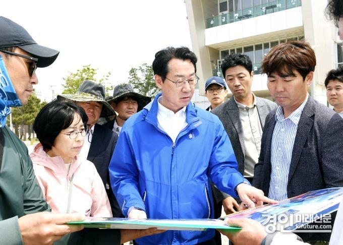 정명근 화성시장(가운데)이 제14회 뱃놀이 축제를 앞두고 로드체킹을 확인하고 있다. <사진=화성시>