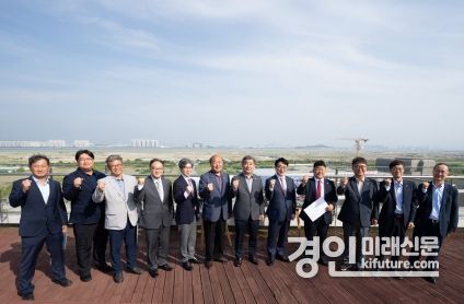 인천시의회 산경위가 K-바이오 랩허브 사업 현황을 점검한 가운데 기념촬영을 하고 있다. <사진=인천시의회>