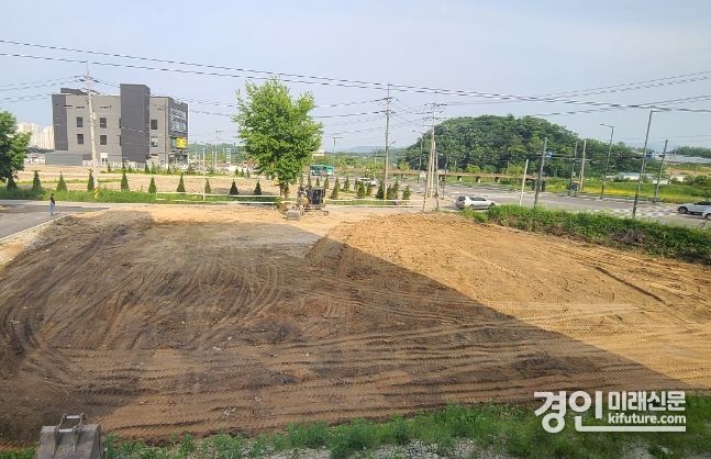 안성시가 공유재산을 무단 사용한 고물상에 대해 행정대집행을 실시한 모습. <사진=안성시>