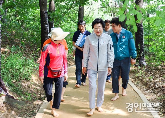 김경희 이천시장(가운데)이 맨발로 설봉산 황톳길을 걷고 있다. <사진=이천시>