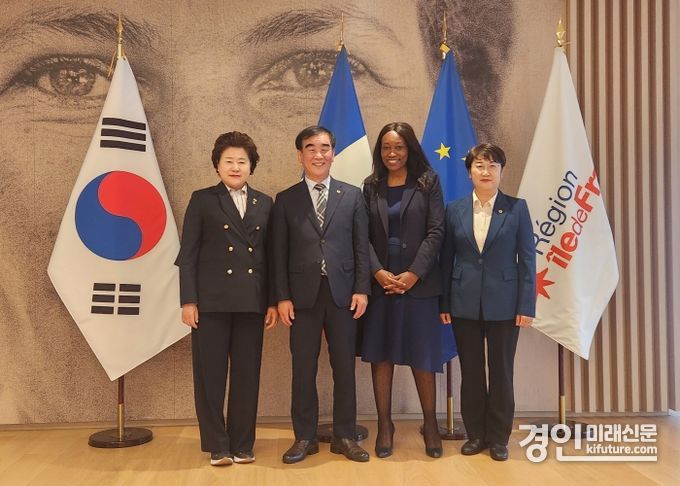 염종현 의장을 비롯한 경기도의회 대표단이 일드프랑스주의회를 방문한 가운데 기념촬영을 하고 있다. <사진=경기도의회>