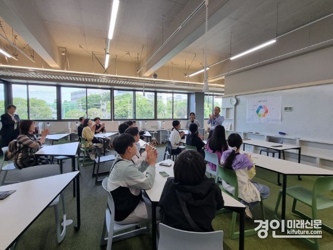 초등학생들이 도쿄달튼학교 과학센터에서 질의응답을 하고 있다. <사진=인천시교육청>