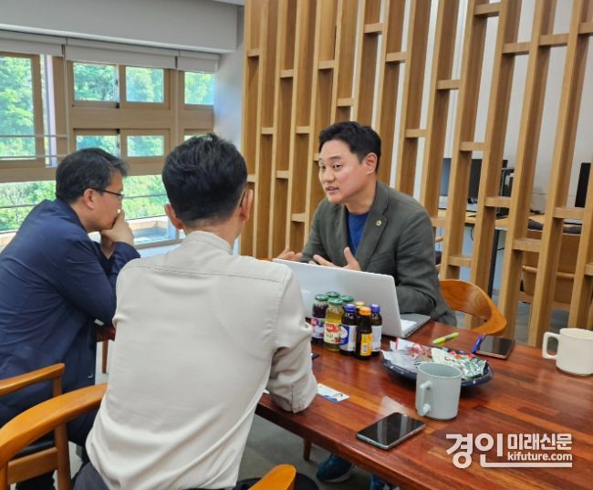 경기도의회 오석규 의원이 의정부시 관계자들과 송산권역 주민 휴식공간에 대해 논의하고 있다. <사진=경기도의회>