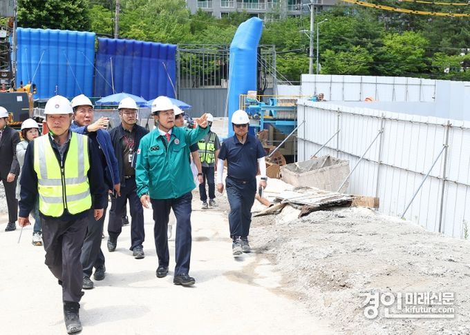 김성제 의왕시장이 내손동 송전탑 지중화 공사 현장을 방문하고 있다. <사진=의왕시>