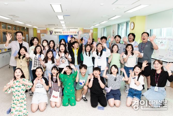 김포시의회가 청소년 의회교실을 개최한 가운데 관계자들이 기념촬영을 하고 있다. <사진=김포시의회>