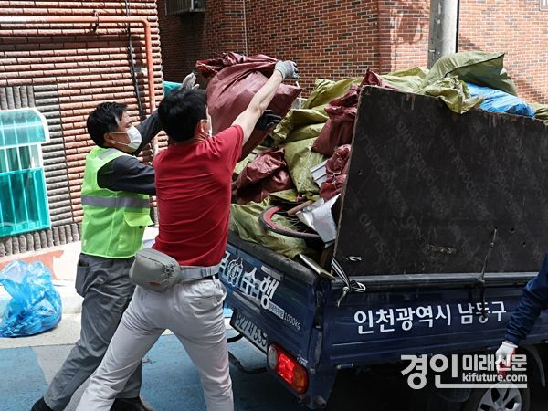 인천 남동구 관계자들이 깨끗한 주거환경 조성을 위해 합동 정비를 하고 있다 .<사진=남동구>