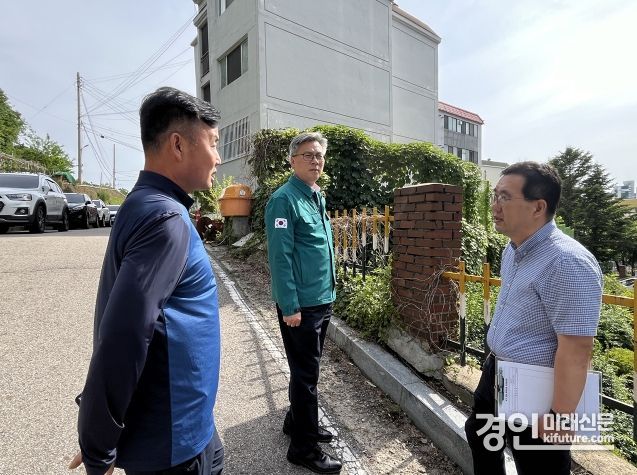 강현도 오산시 부시장(가운데)이 관내 옹벽시설에 대한 현장 안전점검을 실시하고 있다. <사진=오산시>
