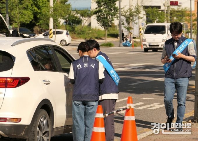 안성시 관계자가 체납차량을 단속하고 있다. <사진=안성시>