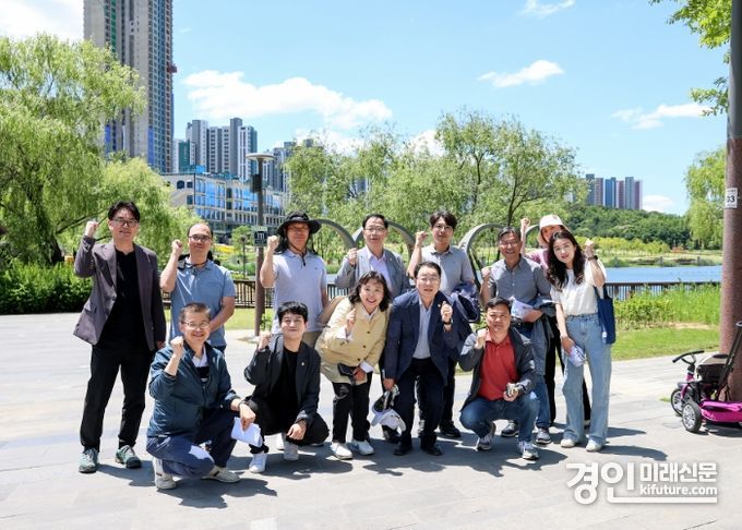 시흥시의회 도시환경위원회가 도심 속 호수공원 조성 우수사례를 둘러보고 기념촬영을 하고 있다. <사진=시흥시의회>