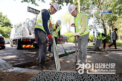 인천 남동구 관계자들이 이면도로 ·골목길에 빗물받이 전용 준설차가 오물 제거 작업을 하고 있다. <사진=남동구>